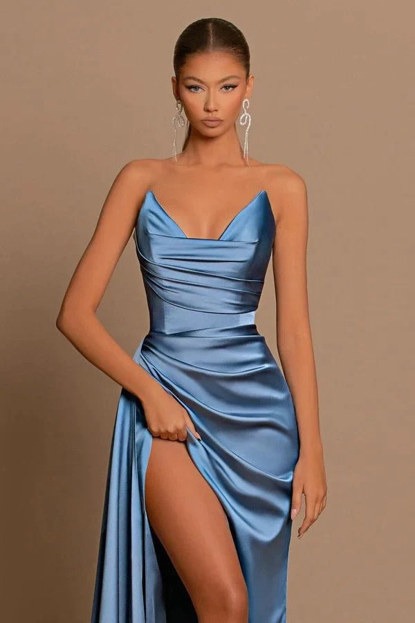 Elegante abito lungo da sera color blu polvere a sirena con scollo a cuore, senza maniche, con spacco