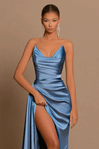 Elegante abito lungo da sera color blu polvere a sirena con scollo a cuore, senza maniche, con spacco