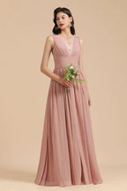 Elegante abito da damigella d'onore senza maniche in pizzo floreale rosa polveroso con spacco laterale per festa