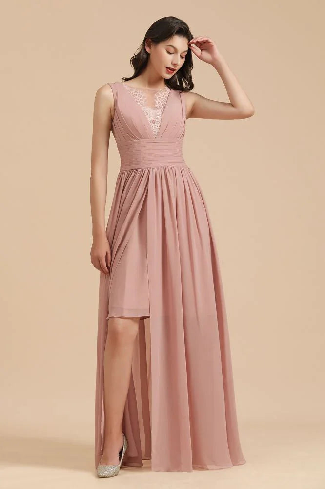 Elegante abito da damigella d'onore senza maniche in pizzo floreale rosa polveroso con spacco laterale per festa