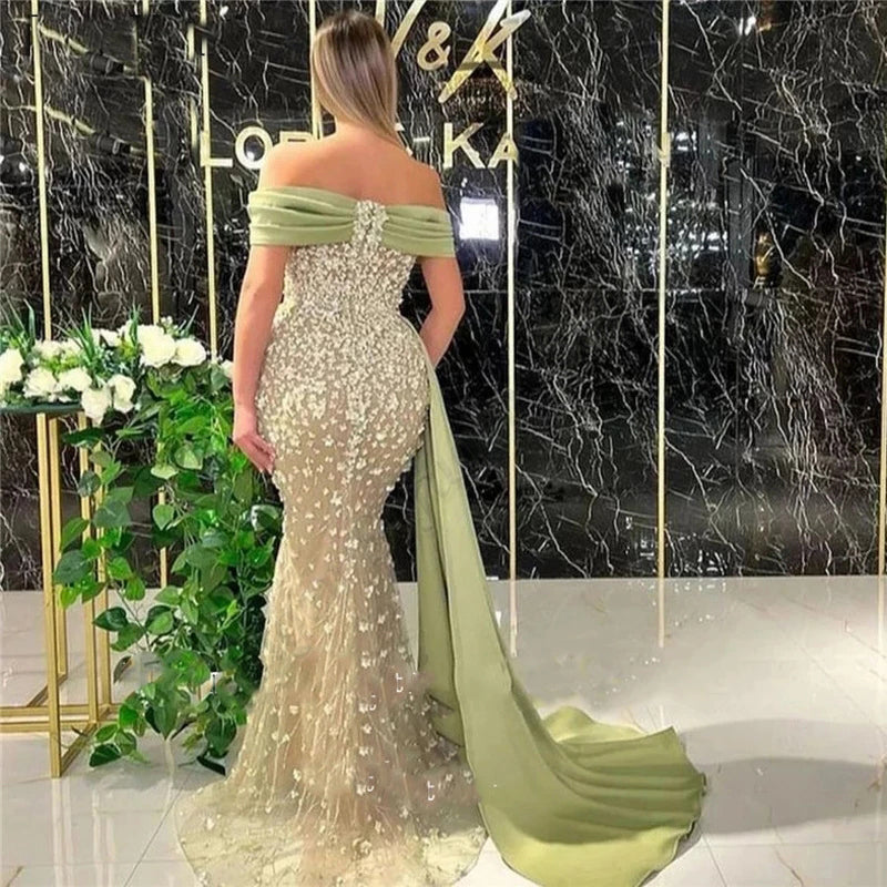 Elegante abito lungo da sera color salvia polveroso a sirena con scollo a barca e pizzo