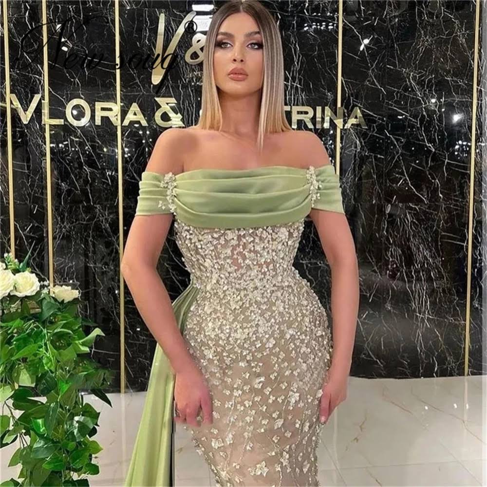 Elegante abito lungo da sera color salvia polveroso a sirena con scollo a barca e pizzo