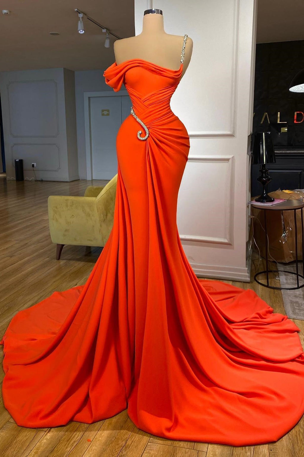 Vestido de baile elegante em cetim, comprimento até ao chão, com um ombro só, sem mangas, estilo sereia, com folhos