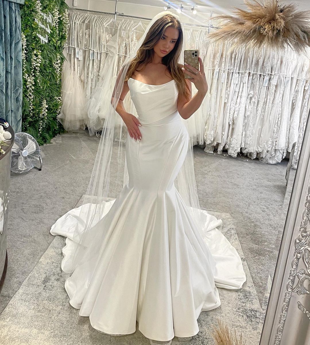 Elegante vestido de novia de satén estilo sirena, sin mangas, largo hasta el suelo y con volantes