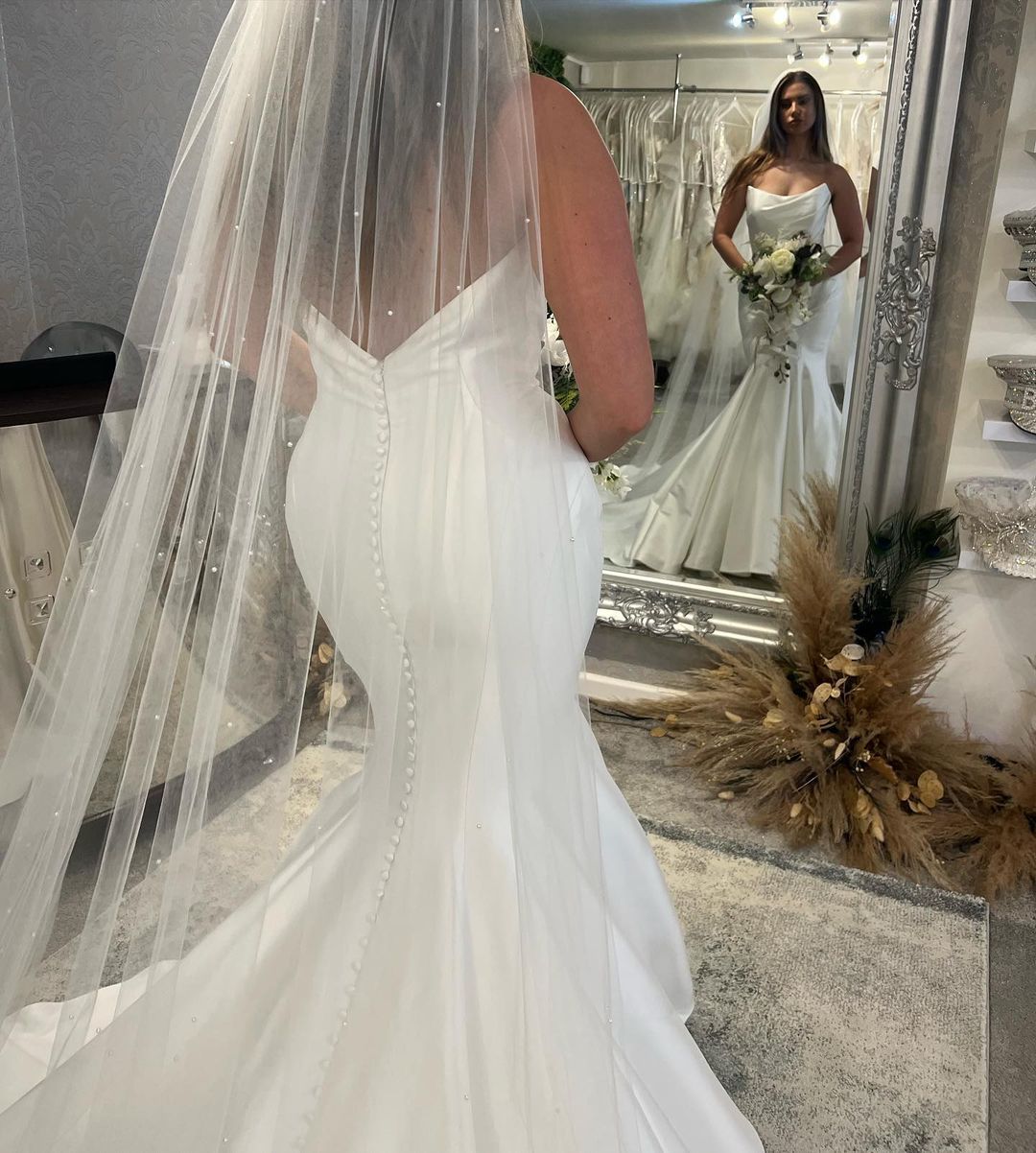 Elegante vestido de novia de satén estilo sirena, sin mangas, largo hasta el suelo y con volantes