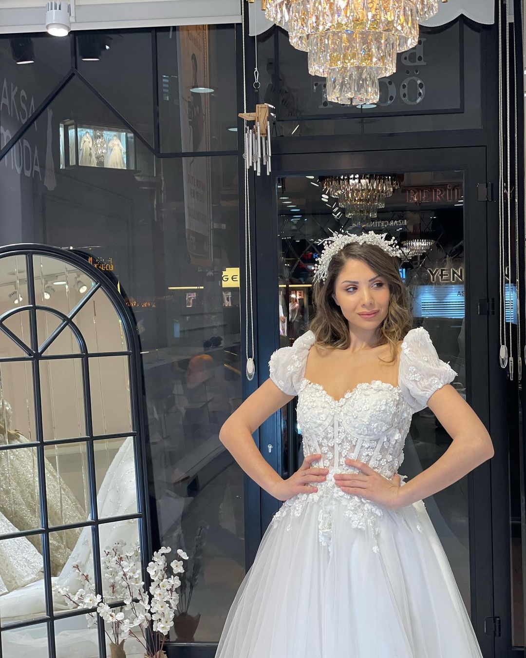 فستان زفاف أنيق بطول الأرض، ياقة قلبية، بأكمام قصيرة، وقصة على شكل حرف A من التول