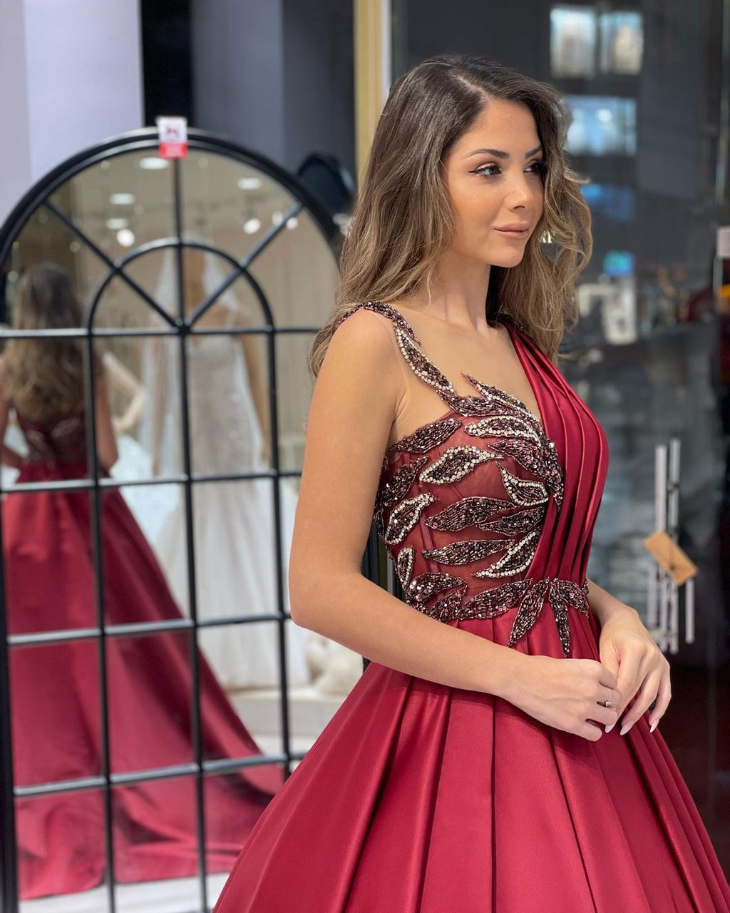 Elegante vestido de novia de satén con escote en forma de A, sin mangas, largo hasta el suelo y volantes