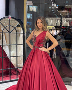 Elegante vestido de novia de satén con escote en forma de A, sin mangas, largo hasta el suelo y volantes