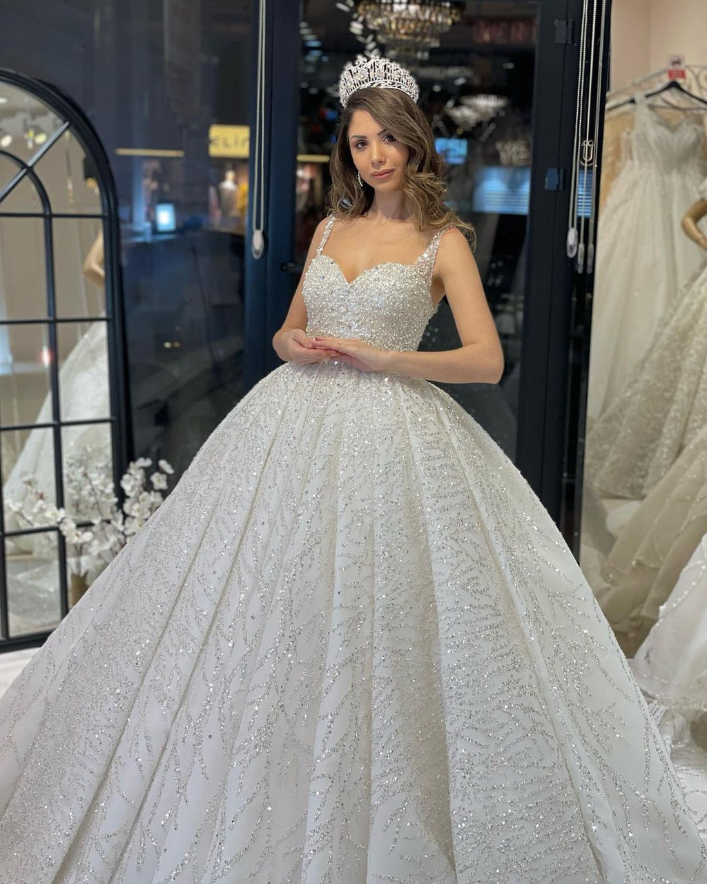 Elegante vestido de novia de corte A, sin mangas, con escote en forma de corazón, lentejuelas y volantes