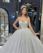 Elegante vestido de novia de corte A, sin mangas, con escote en forma de corazón, lentejuelas y volantes