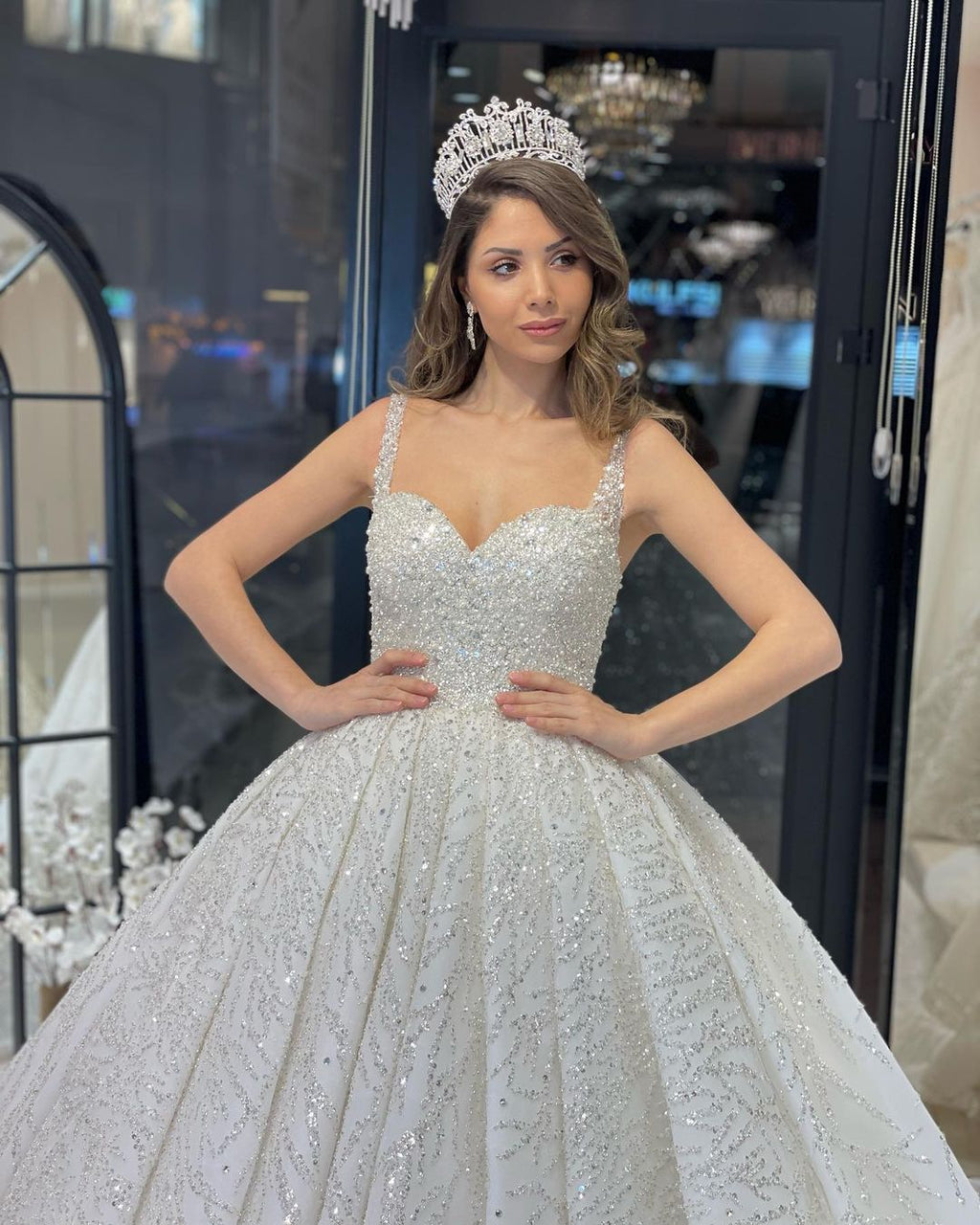 Elegante vestido de novia de corte A, sin mangas, con escote en forma de corazón, lentejuelas y volantes