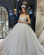 Elegante vestido de novia de corte A, sin mangas, con escote en forma de corazón, lentejuelas y volantes