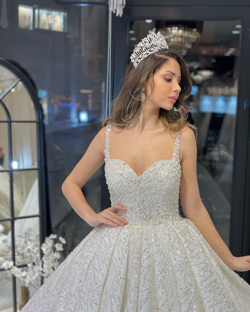 Elegante vestido de novia de corte A, sin mangas, con escote en forma de corazón, lentejuelas y volantes