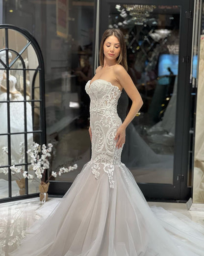 Elegantes bodenlanges, ärmelloses Meerjungfrau-Brautkleid aus Spitze mit Herzausschnitt und Applikationen