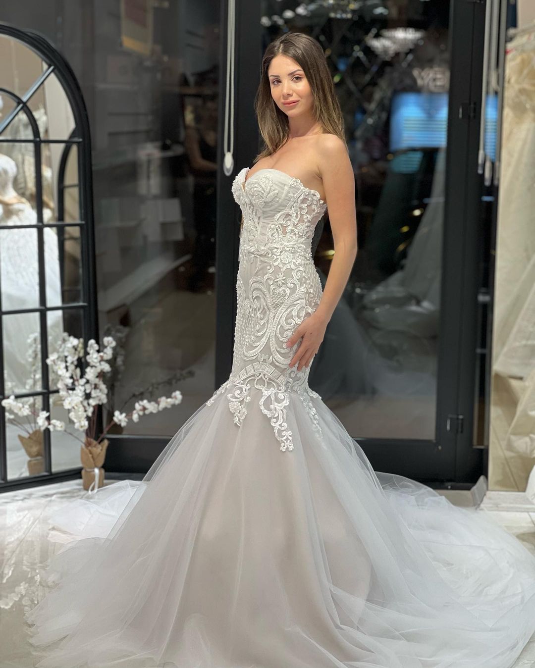 Elegantes bodenlanges, ärmelloses Meerjungfrau-Brautkleid aus Spitze mit Herzausschnitt und Applikationen