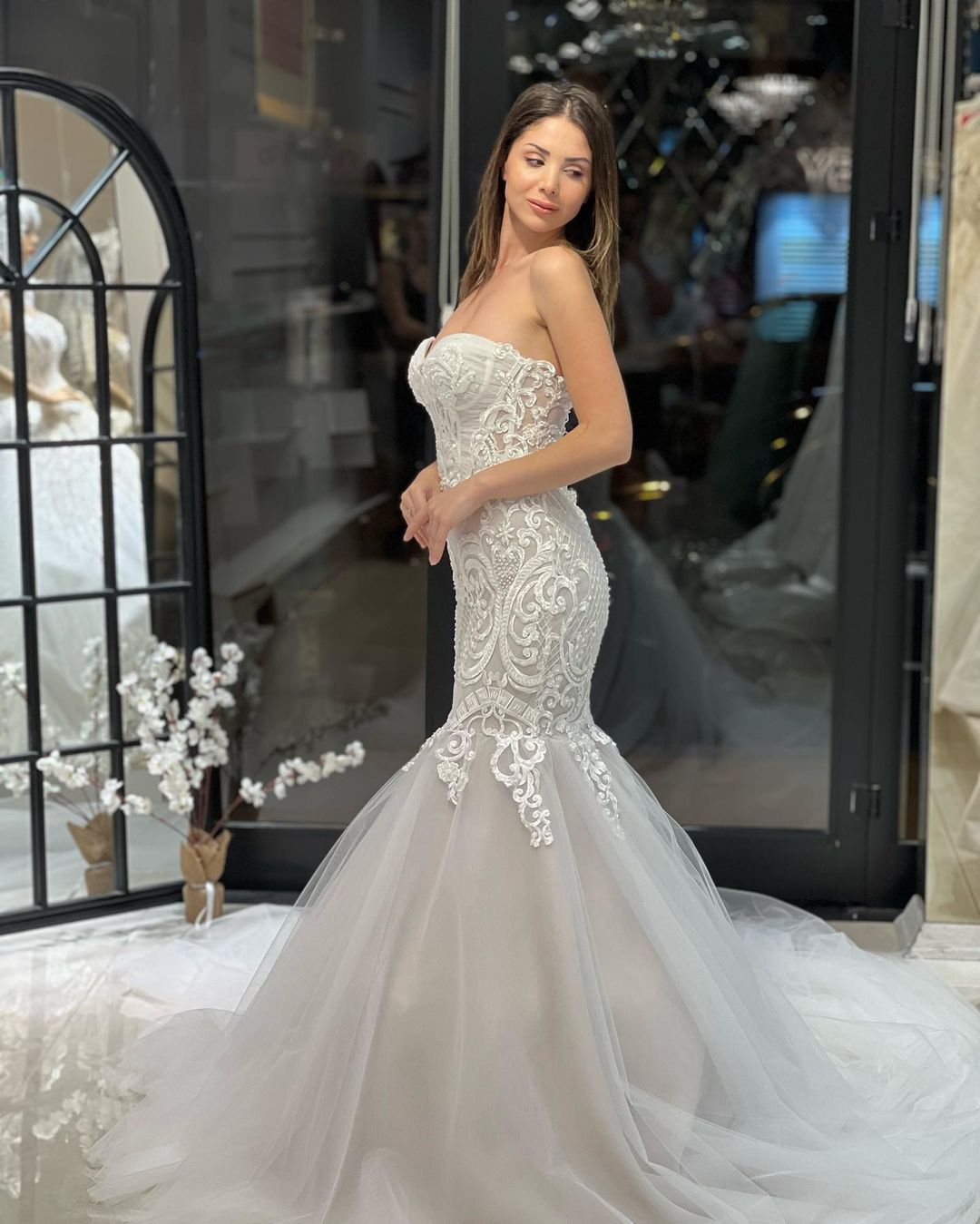 Elegantes bodenlanges, ärmelloses Meerjungfrau-Brautkleid aus Spitze mit Herzausschnitt und Applikationen