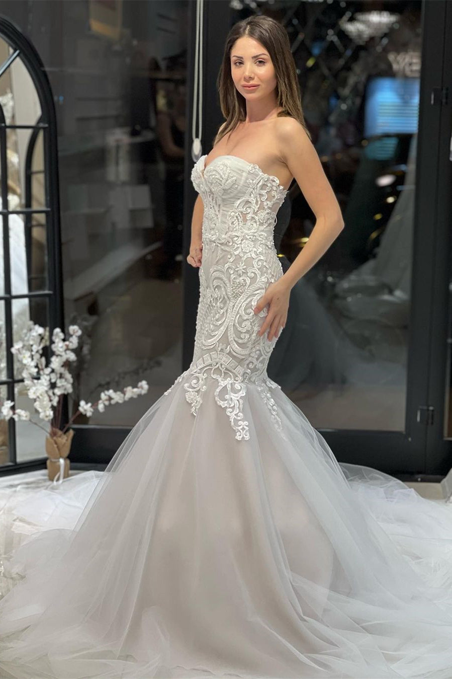 Elegantes bodenlanges, ärmelloses Meerjungfrau-Brautkleid aus Spitze mit Herzausschnitt und Applikationen