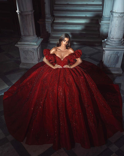 Elegantes bodenlanges, ärmelloses, schulterfreies A-Linien-Brautkleid mit Pailletten und Rüschen