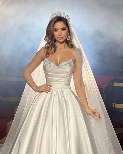 Elegante vestido de novia de satén sin mangas, largo hasta el suelo, corte A y con cuentas