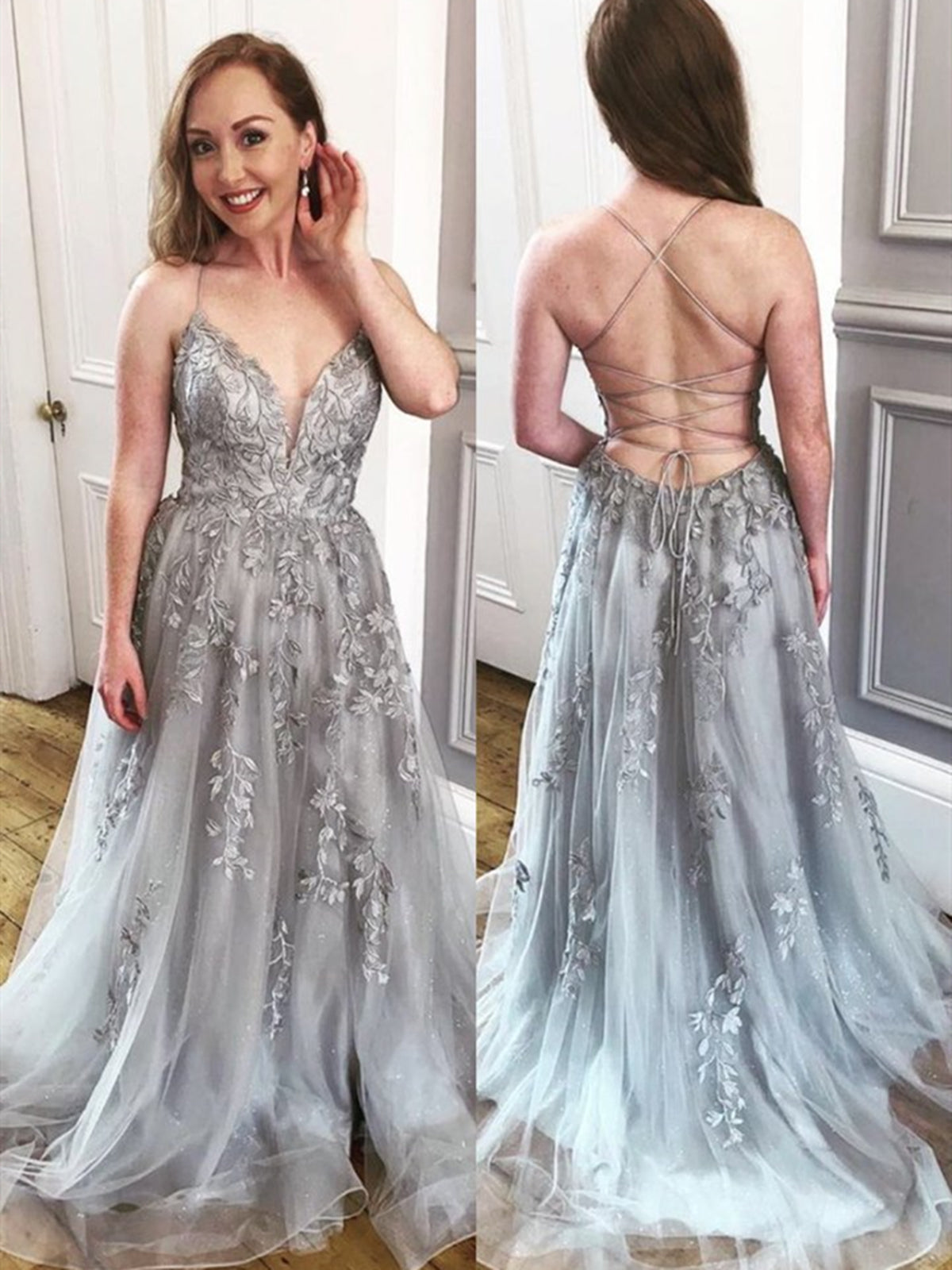 Elegante abito lungo grigio a linea ad A con scollo a V, tulle, pizzo e schiena scoperta per cerimonie formali