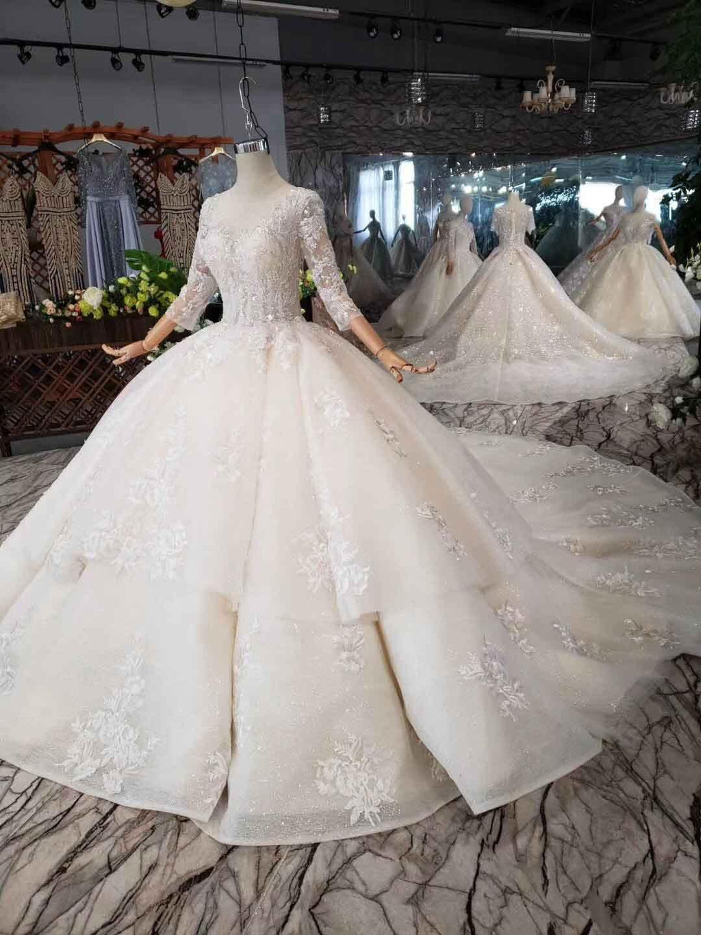Robe de mariée élégante à manches mi-longues en dentelle à volants