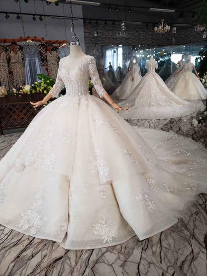 Elegantes Ballkleid mit halblangen Ärmeln und Spitzenlage