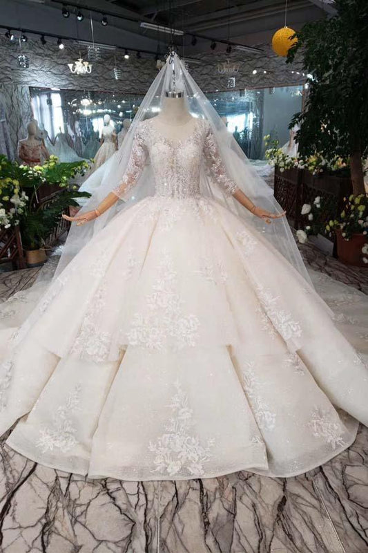 Elegantes Ballkleid mit halblangen Ärmeln und Spitzenlage
