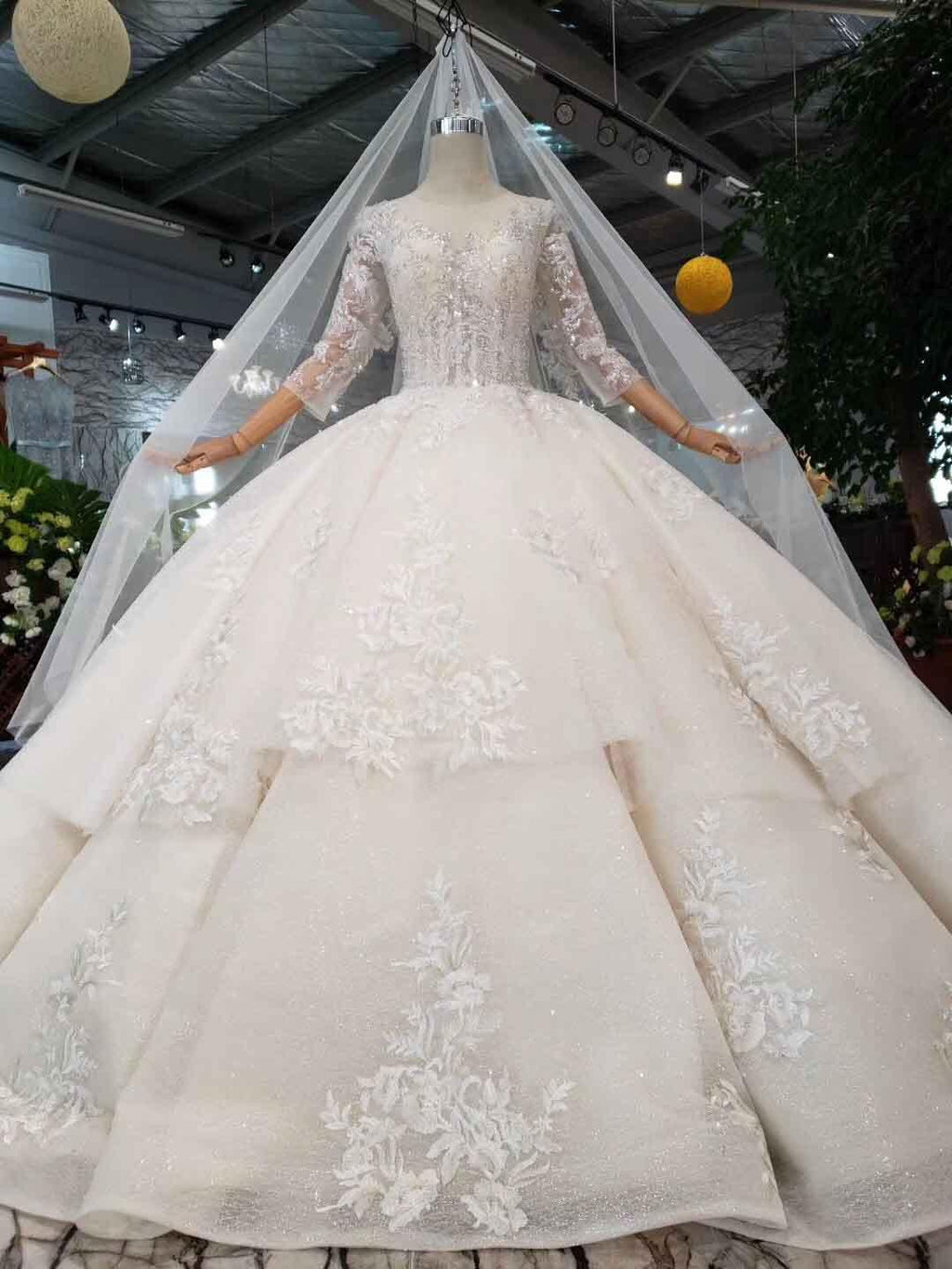 Robe de mariée élégante à manches mi-longues en dentelle à volants