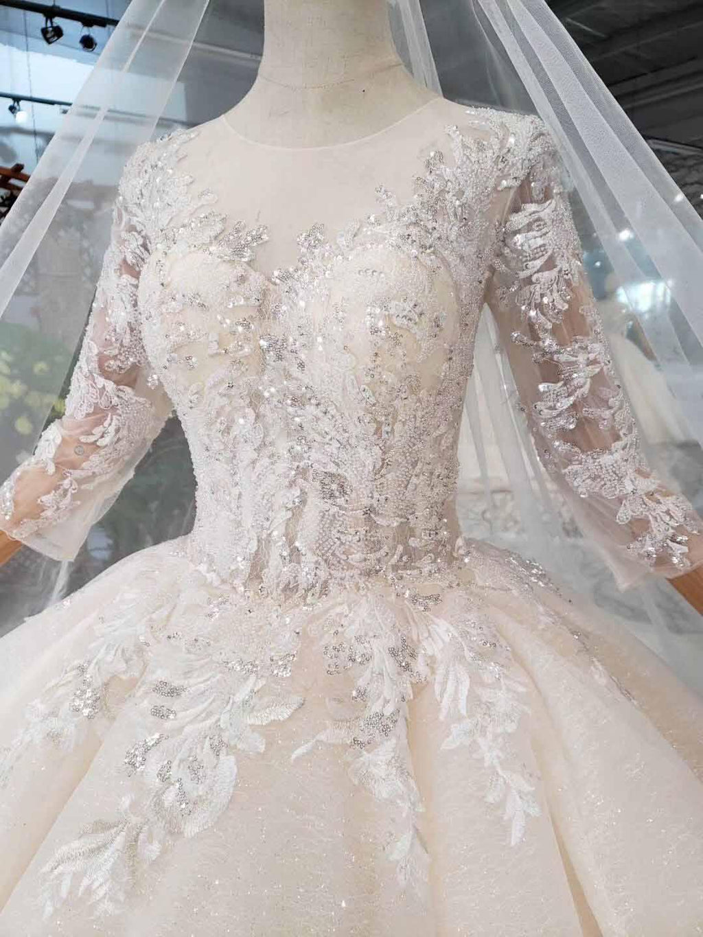 Robe de mariée élégante à manches mi-longues en dentelle à volants