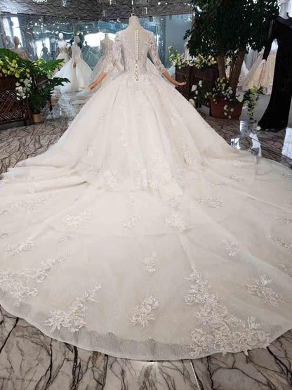 Elegantes Ballkleid mit halblangen Ärmeln und Spitzenlage