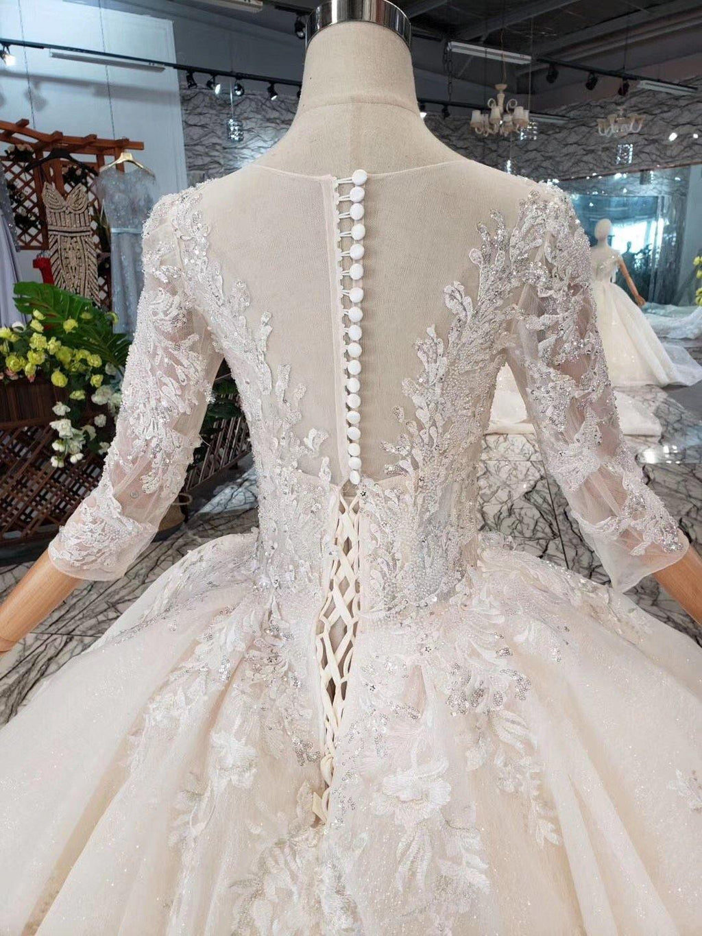 Robe de mariée élégante à manches mi-longues en dentelle à volants