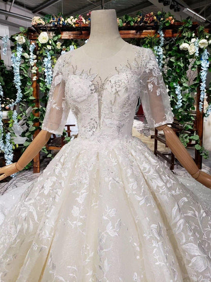 Elegantes halblanges Ballkleid mit Spitze und Herzausschnitt