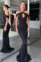 Robe de bal sirène élégante en satin noir avec tulle et col licou décolleté épaules dénudées