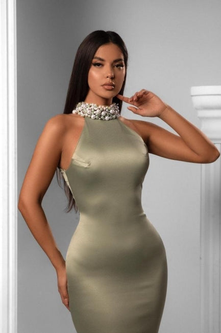 Vestido de baile elegante de cetim com alças ao pescoço, sem mangas, corte sereia e bordados de contas