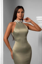 Vestido de baile elegante de cetim com alças ao pescoço, sem mangas, corte sereia e bordados de contas