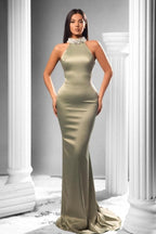 Vestido de baile elegante de cetim com alças ao pescoço, sem mangas, corte sereia e bordados de contas