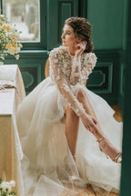 Vestidos de Noiva Elegantes em Tule com Renda e Bainha Assimétrica com Mangas Compridas