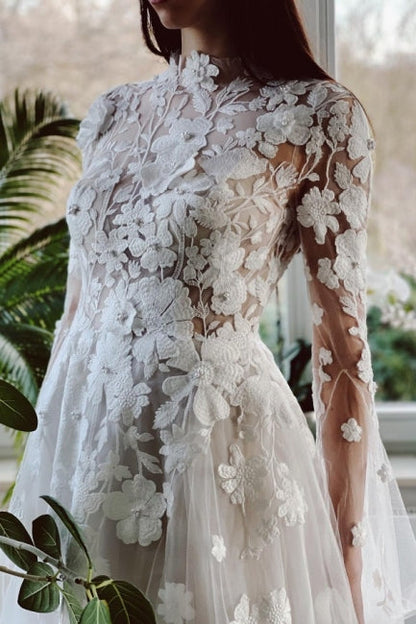 Elegante vestido de novia de encaje, corte A, mangas largas y cuello alto con cola capilla