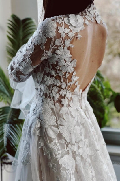 Elegante vestido de novia de encaje, corte A, mangas largas y cuello alto con cola capilla