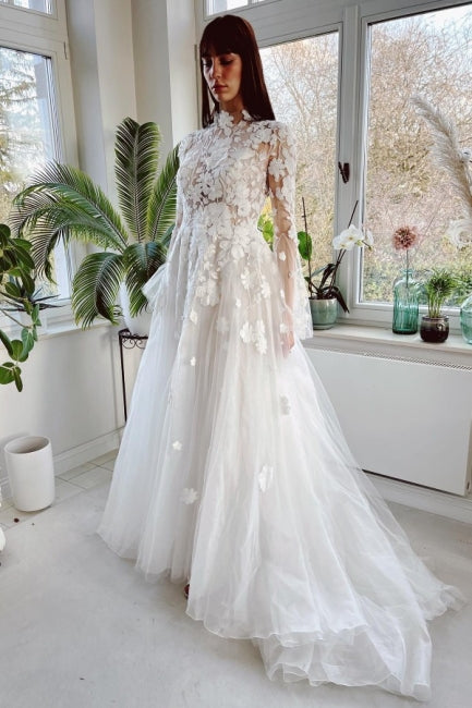 Elegante vestido de novia de encaje, corte A, mangas largas y cuello alto con cola capilla