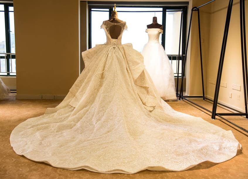 Elegantes A-Linien-Hochzeitskleid im Prinzessinnenstil mit Illusionsausschnitt und Flügelärmeln 