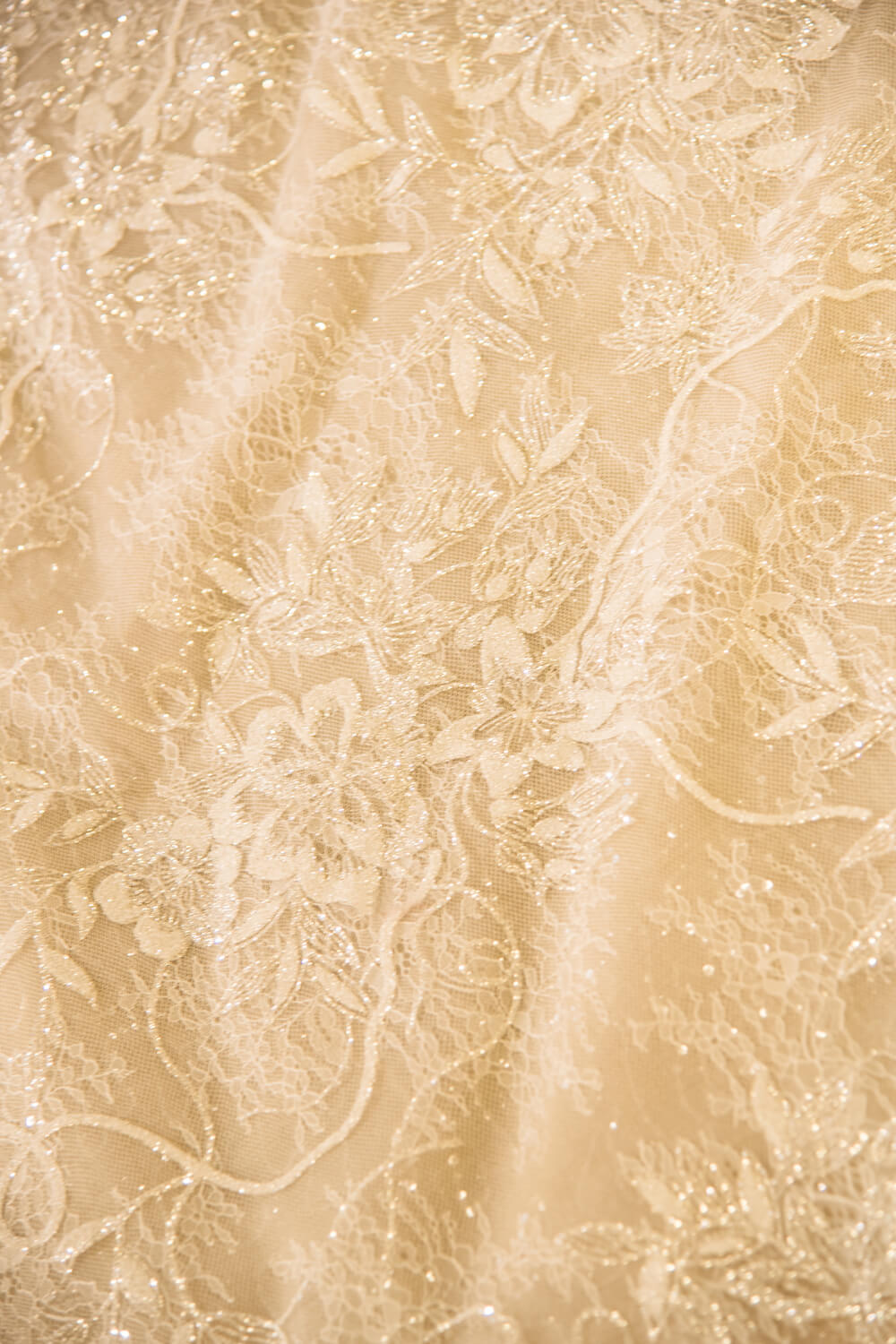 Elegantes A-Linien-Hochzeitskleid im Prinzessinnenstil mit Illusionsausschnitt und Flügelärmeln 