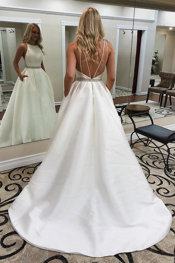 Elegante vestido de novia con cola larga, sin mangas y bolsillos