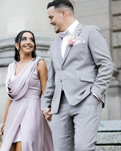 Elegantes vestidos de fiesta de diseño en color lila con corte en A y abertura