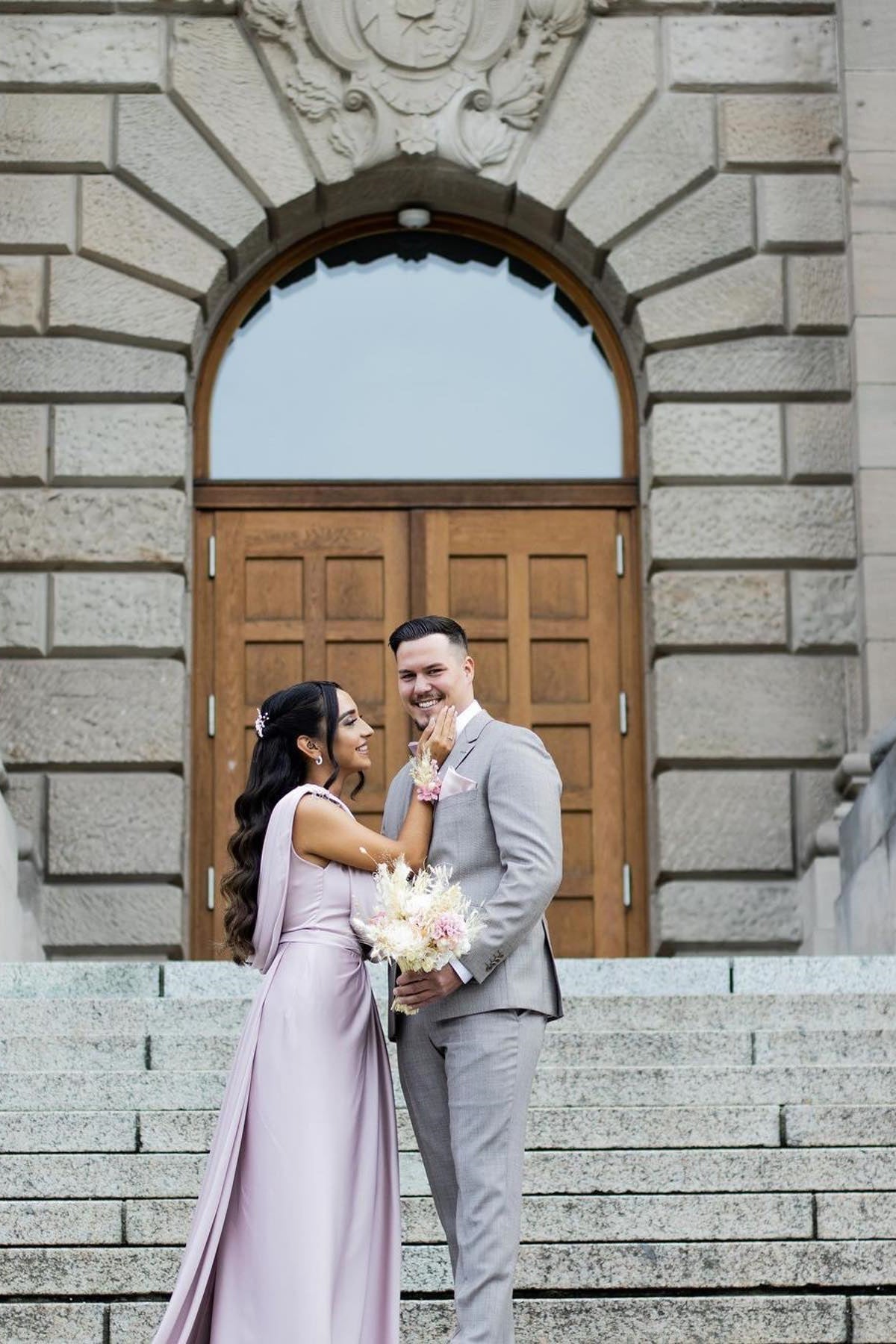 Elegantes vestidos de fiesta de diseño en color lila con corte en A y abertura