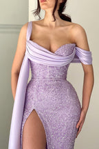 Elegante abito da sera lilla lungo con paillettes, scollatura a barca e spacco, modello sirena