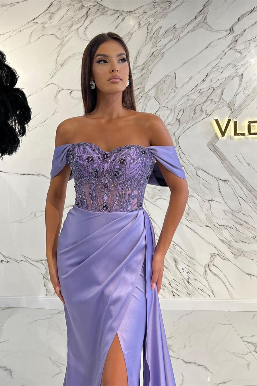 Vestido de Baile Elegante Lilás com Ombros Descobertos, Bordado e Corte Sereia com Fenda