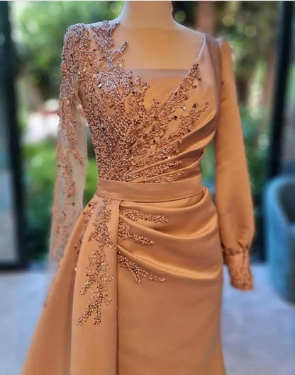 Elegantes langes A-Linien-Bateau-Spitzenrüschen-Satin-Ballkleid mit Ärmeln