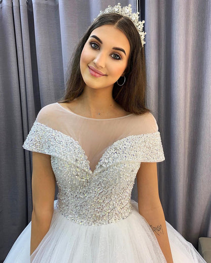 Elegantes langes A-Linien-Brautkleid mit Bateau-Ausschnitt, Pailletten, Kristallen, Tüll und Schleppe