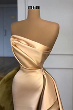 Elegante abito lungo a linea ad A color champagne senza spalline con spacco